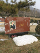 尊时凯龙集团是如何为著名演员李媛媛打造名人艺术墓碑的？