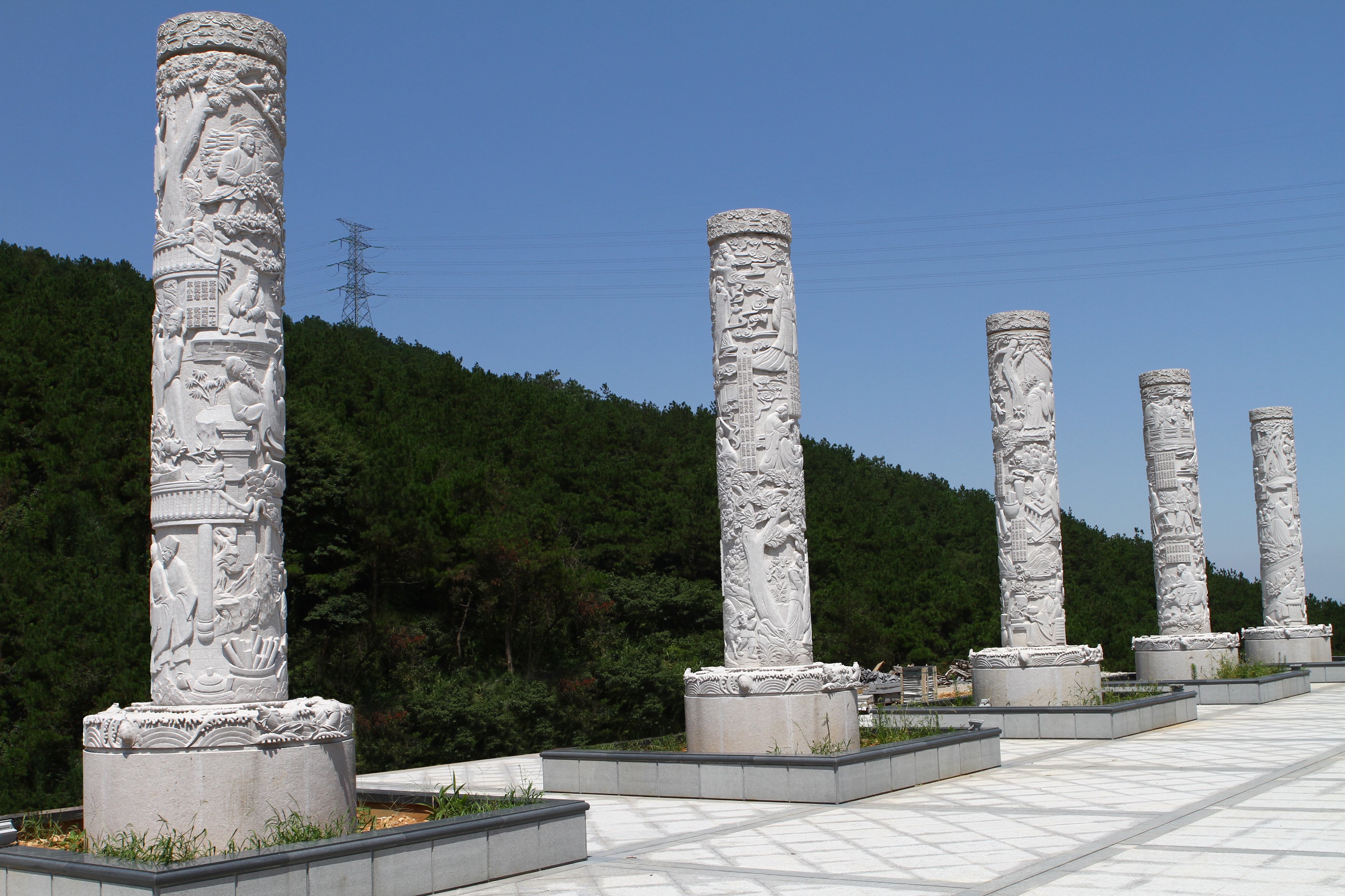 孝德传承的现代诠释：乐清长安功德园《三字经》浮雕柱