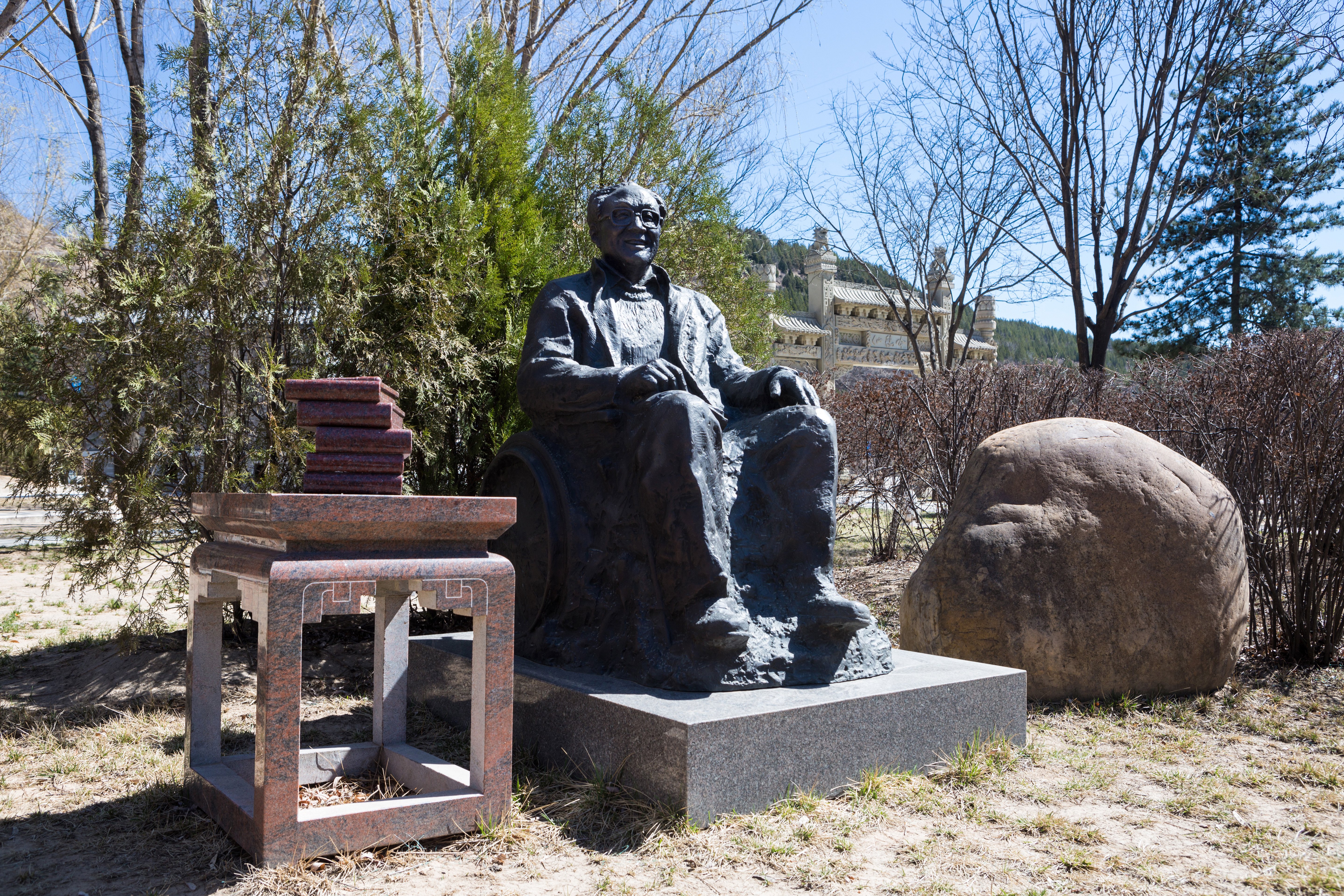史铁生雕塑：生命的坚韧与智慧的传承